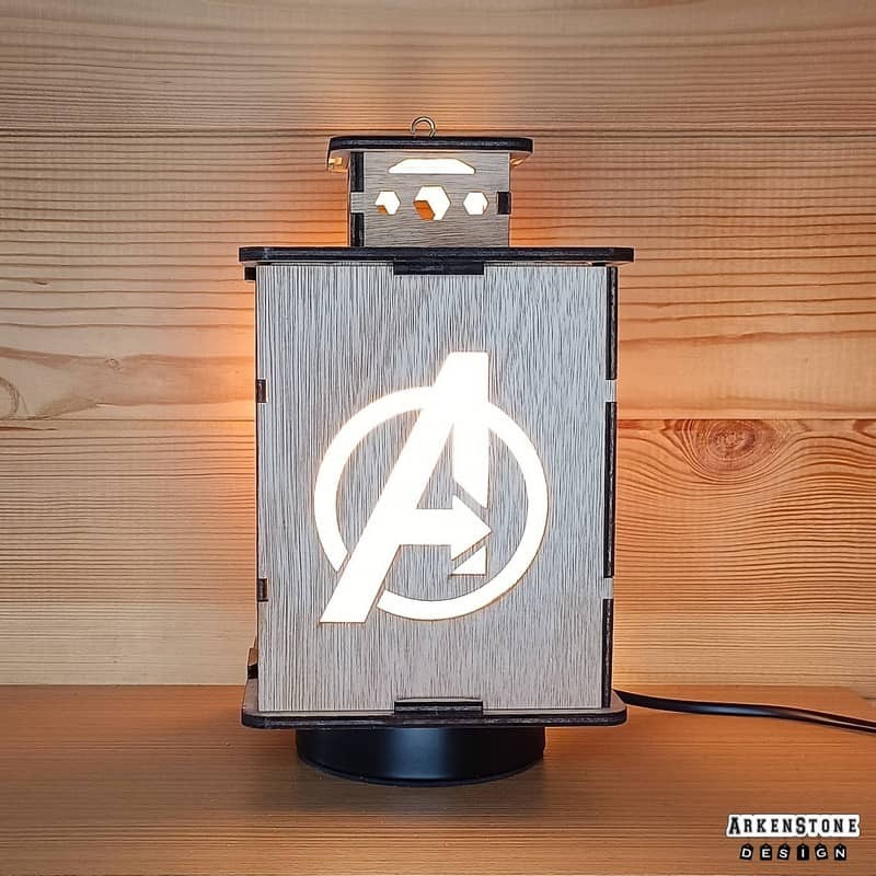 Lanterne allumée de face - logo Avengers