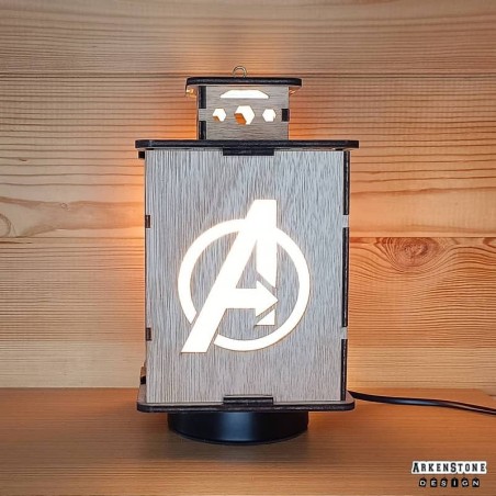 Lanterne allumée de face - logo Avengers