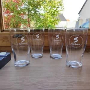 Verres à bière avec une gravure laser de logo personnalié