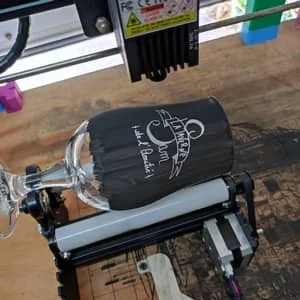 Verre à bière en cours de gravure au laser