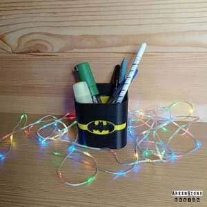 Pot à crayons imprimé en 3D en cube reprenant le logo de batman