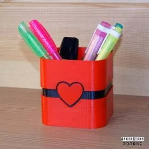 Pot à crayons imprimé en 3D en cube avec un cœur de Saint Valentin amoureux