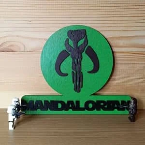 Décoration murale de porte représentant le logo Mandalorien et une personnalisation